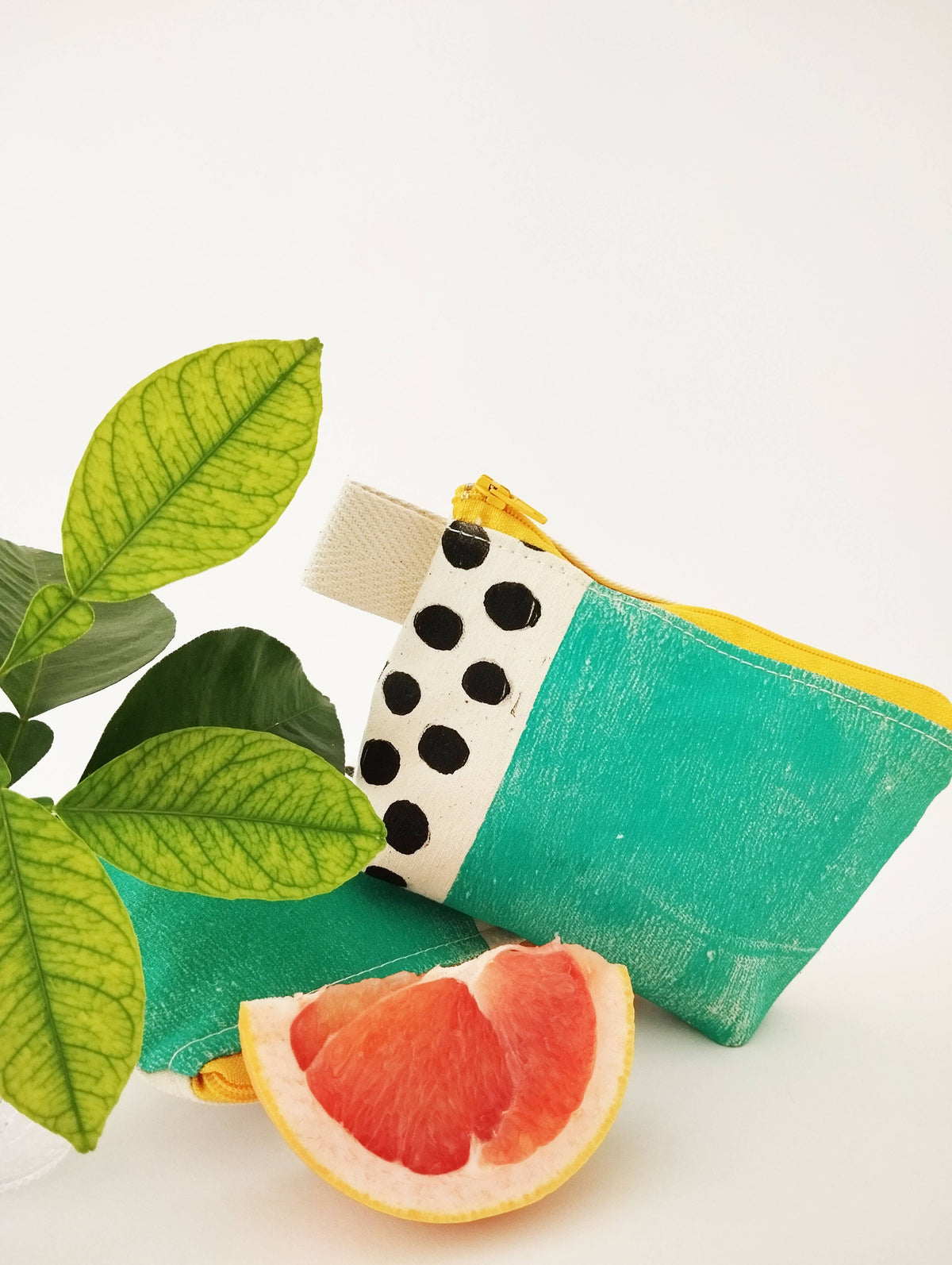 Pochette turquoise vibrante : trousse de maquillage artisanale imprimée au bloc