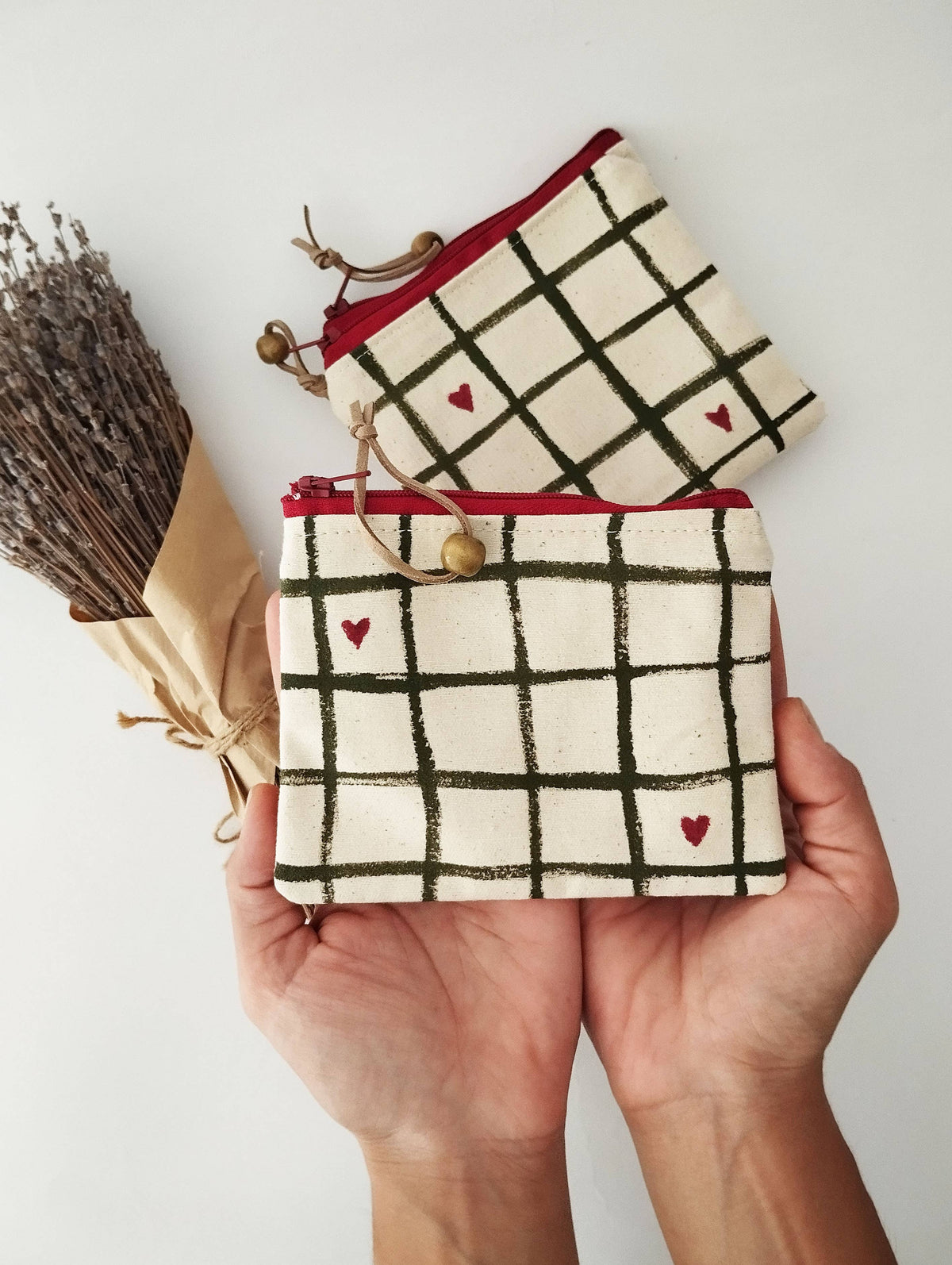 Pochette en tissu avec design charmant de petits cœurs