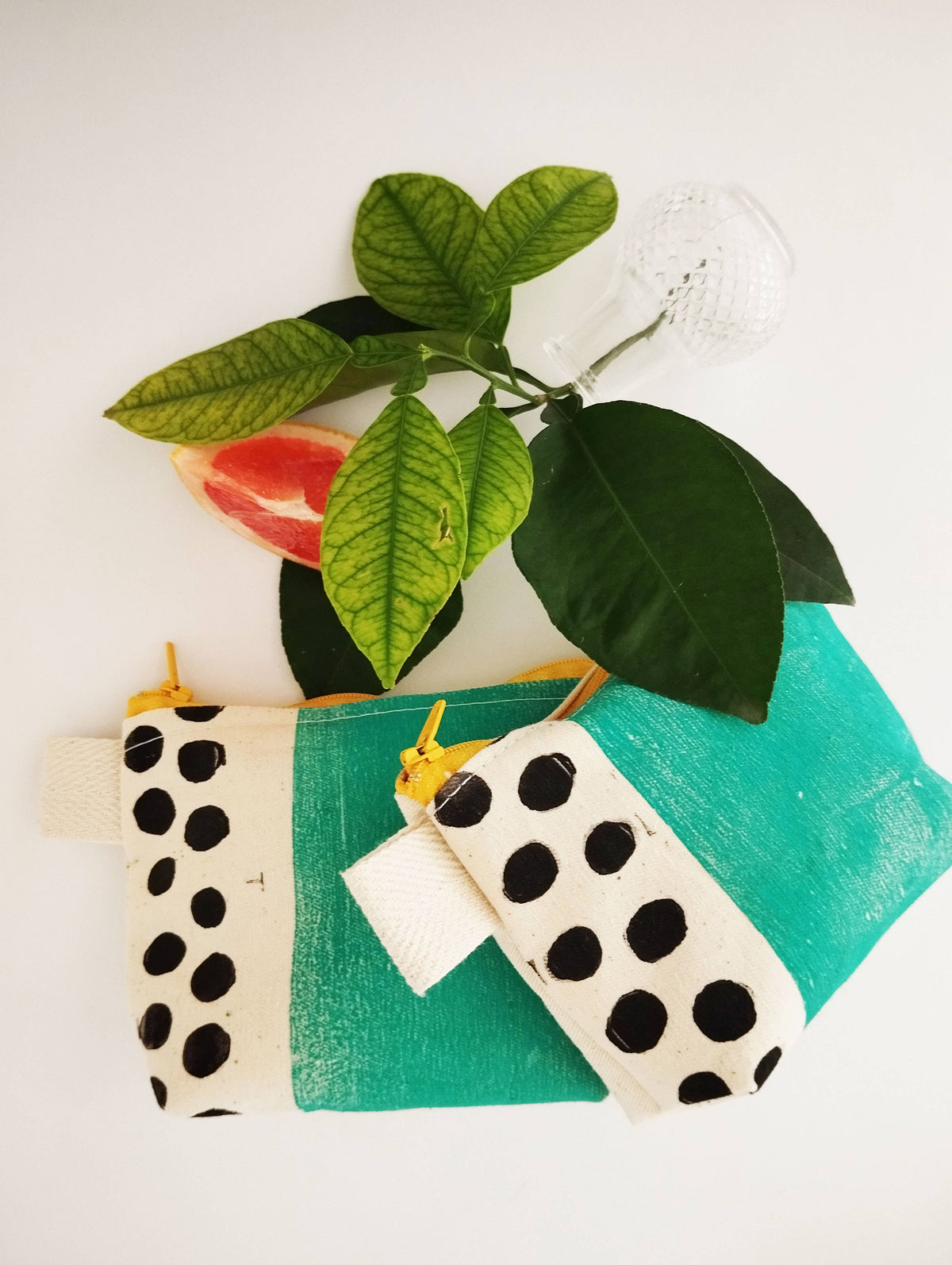 Pochette turquoise vibrante : trousse de maquillage artisanale imprimée au bloc