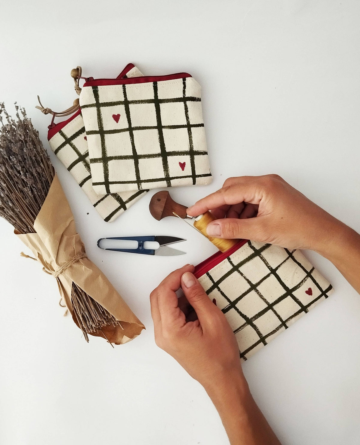 Pochette en tissu avec design charmant de petits cœurs