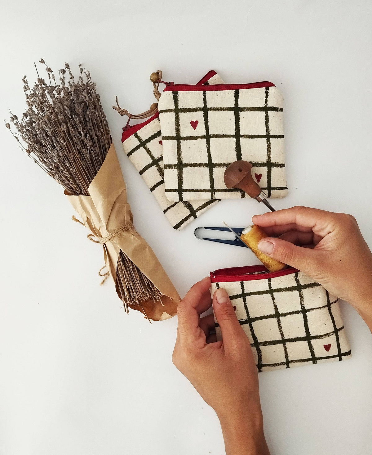 Pochette en tissu avec design charmant de petits cœurs
