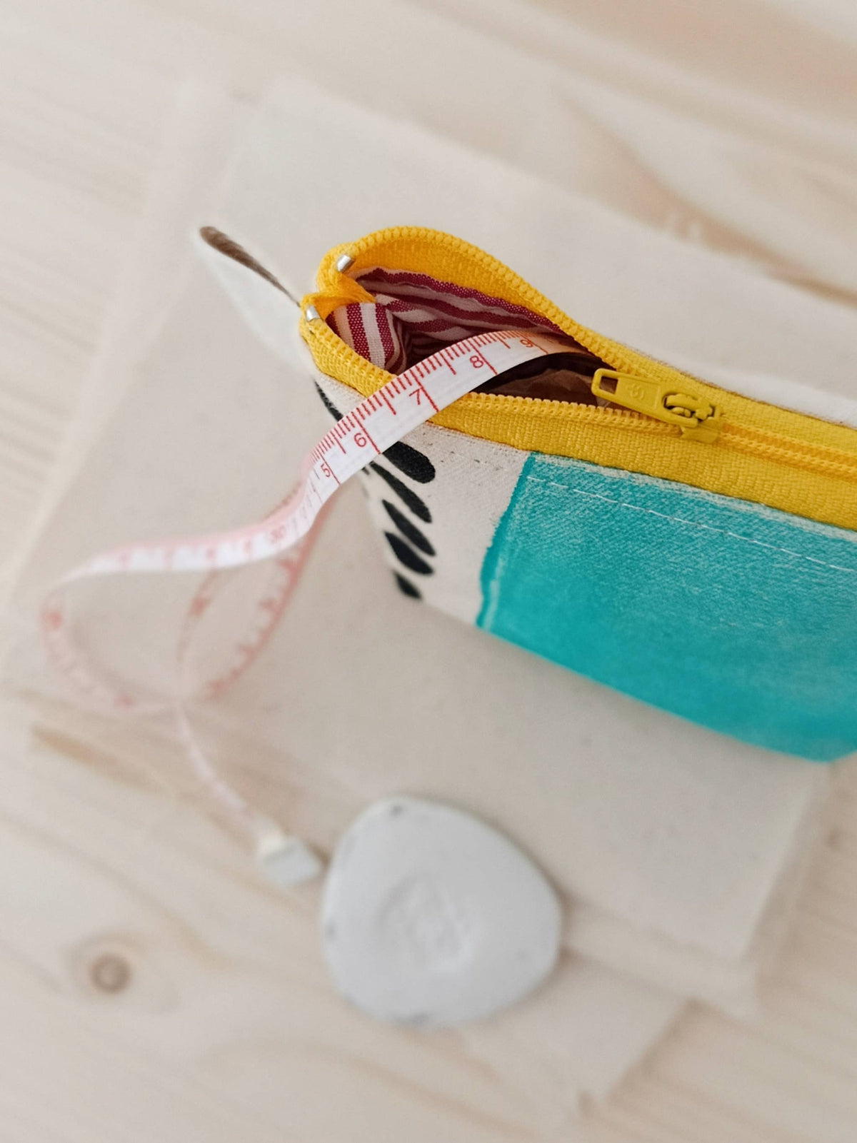 Pochette turquoise vibrante : trousse de maquillage artisanale imprimée au bloc
