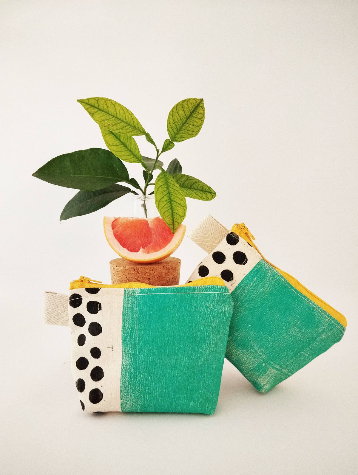 Pochette turquoise vibrante : trousse de maquillage artisanale imprimée au bloc