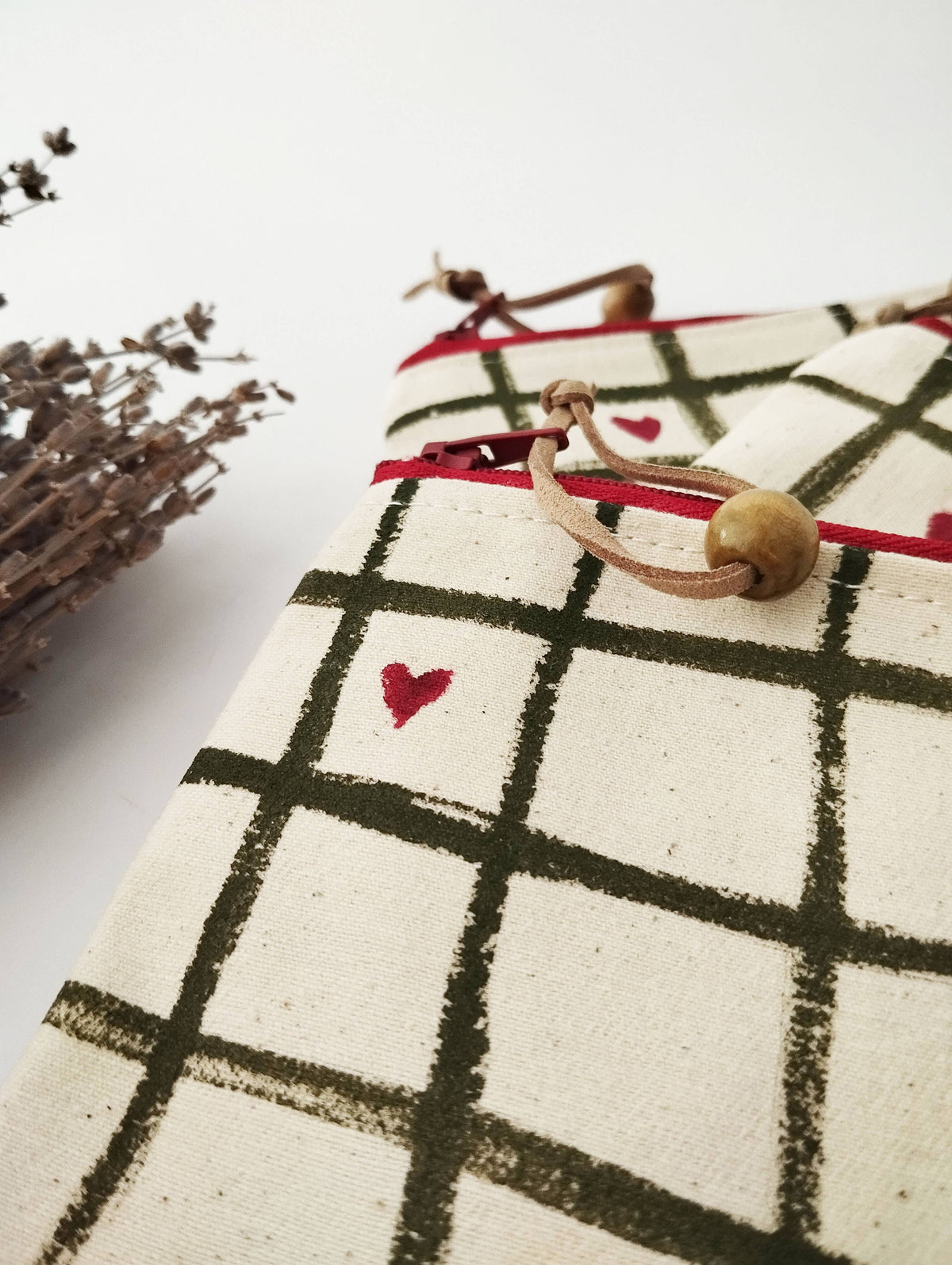 Pochette en tissu avec design charmant de petits cœurs