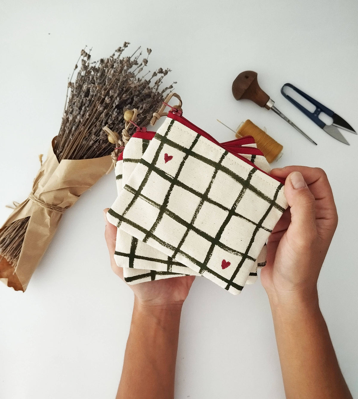 Pochette en tissu avec design charmant de petits cœurs