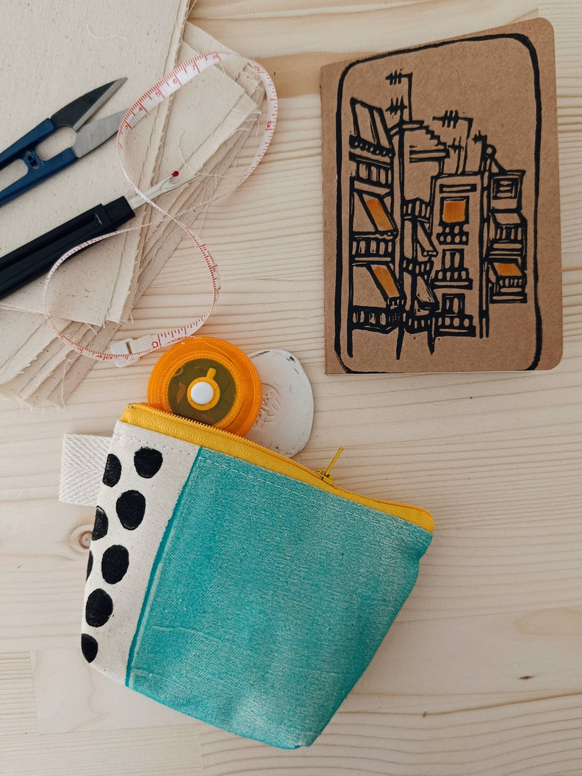 Pochette turquoise vibrante : trousse de maquillage artisanale imprimée au bloc